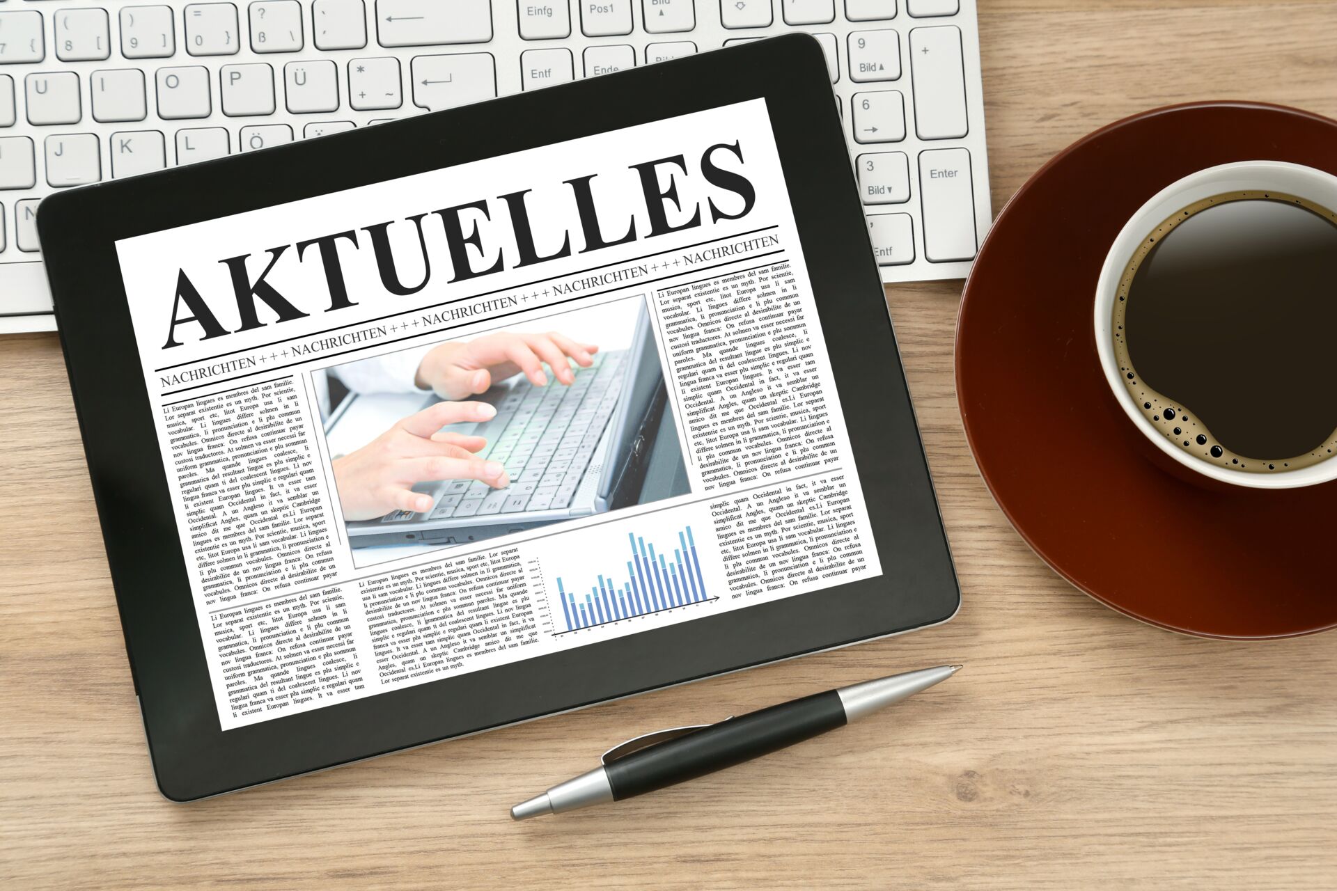 Berge Sonnenschutz: Aktuelle Informationen und Angebote Ein Tablet mit der Aufschrift "AKTUELLES" liegt neben einer Tastatur und einer Tasse Kaffee.